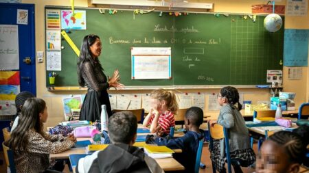 :
    Vrai ou faux



  



  




      

  

  
    Les vacances d'été font-elles perdre "un mois" de connaissances aux élèves ?
          Le ministre de l'Éducation Édouard Geffray estime que la durée idéale des vacances d'été serait de "quatre à six semaines" pour que les élèves perdent moins de connaissances.