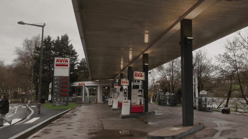 "L'astuce, c'est d'essayer de trouver un endroit où il est un peu moins cher" : comment s'adaptent les automobilistes à la hausse du prix des carburants ?