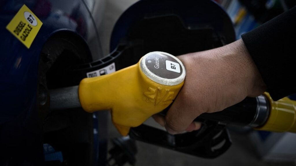 :
    Édito



  



  




      

  

  
    Face à la flambée du carburant, les politiques jouent les pompistes et oublient la transition énergétique
          La hauss des prix du carburant relance l’angoisse du pouvoir d’achat et relègue l’urgence écologique au second plan dans le débat public. Les responsables politiques rivalisent de mesures pour soulager les automobilistes, au risque d’oublier la nécessité de réduire la dépendance aux énergies fossiles.