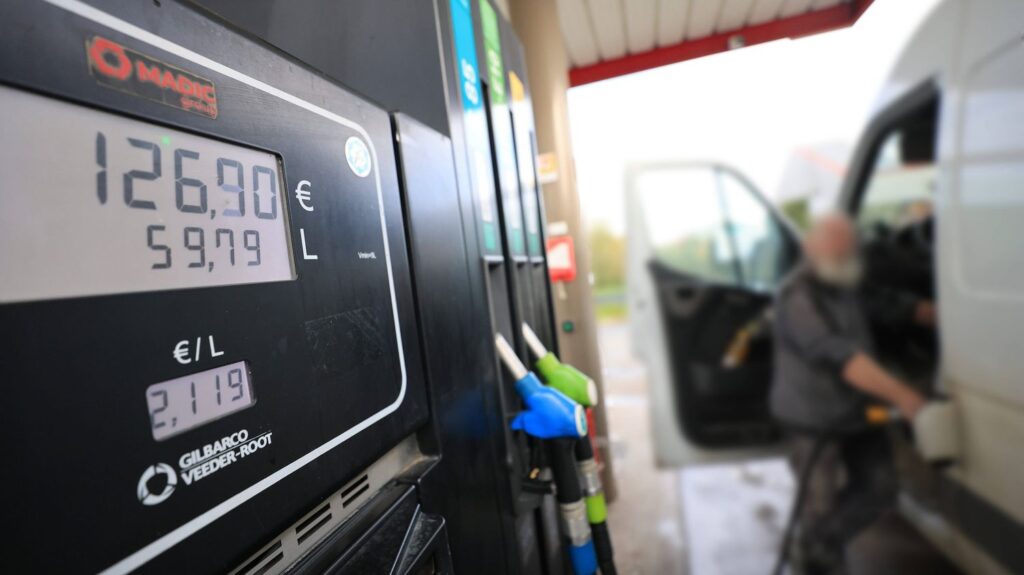 "C'est d’autant plus inadmissible qu'on a des réserves de pétrole" : infirmières, routiers... Ces professionnels asphyxiés par le prix du carburant
          Conséquence directe du blocage du détroit d'Ormuz orchestré par l’Iran, le gazole a franchi en moyenne, en début de semaine, les 2 euros par litre. Quelques stations, dans chaque département, sont même à court de certains carburants. Une situation qui exaspère les automobilistes. Illustration dans l'Oise.