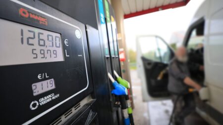 Carburant: infirmières et routiers asphyxiés par le prix après le blocage d’Ormuz "C'est d’autant plus inadmissible qu'on a des réserves de pétrole" : infirmières, routiers... Ces professionnels asphyxiés par le prix du carburant
Conséquence directe du blocage du détroit d'Ormuz orchestré par l’Iran, le gazole a franchi en moyenne, en début de semaine, les 2 euros par litre. Quelques stations, dans chaque département, sont même à court de certains carburants. Une situation qui exaspère les automobilistes. Illustration dans l'Oise.