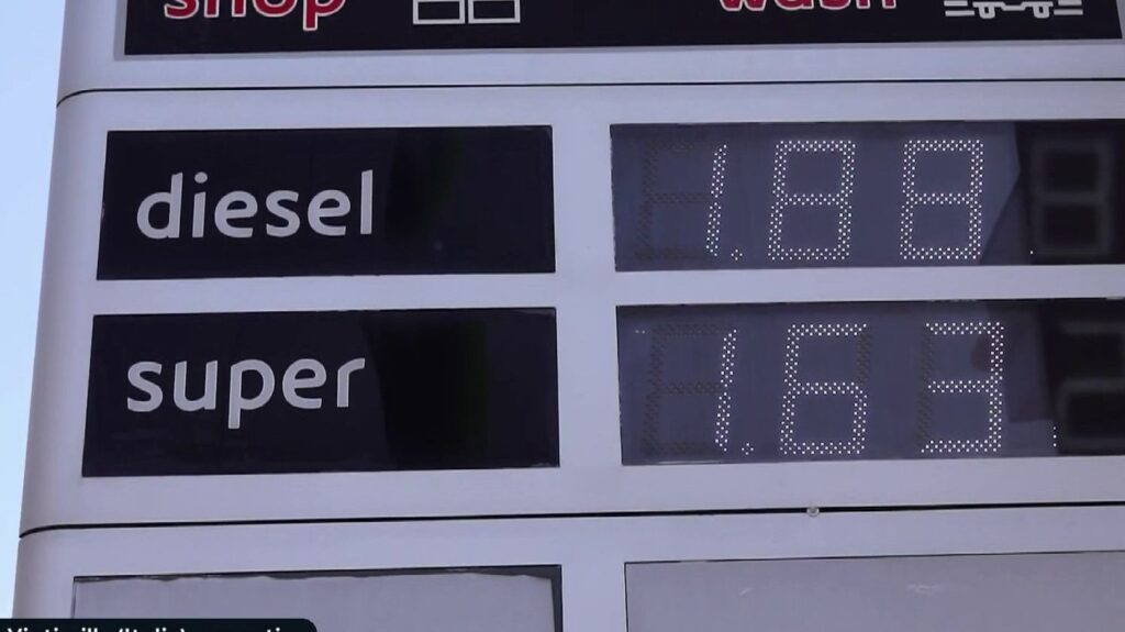 Prix du carburant : pourquoi les automobilistes français font le plein en Italie ?