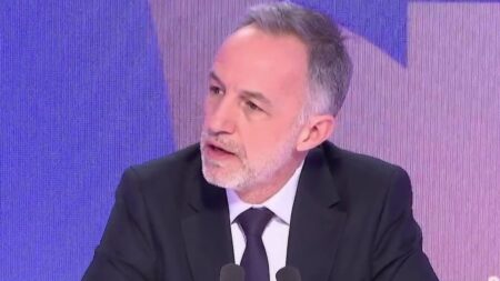 "Ces propos n'ont aucun sens", "Vous dîtes n'importe quoi"... Emmanuel Grégoire secoue la campagne parisienne à trois jours du second tour