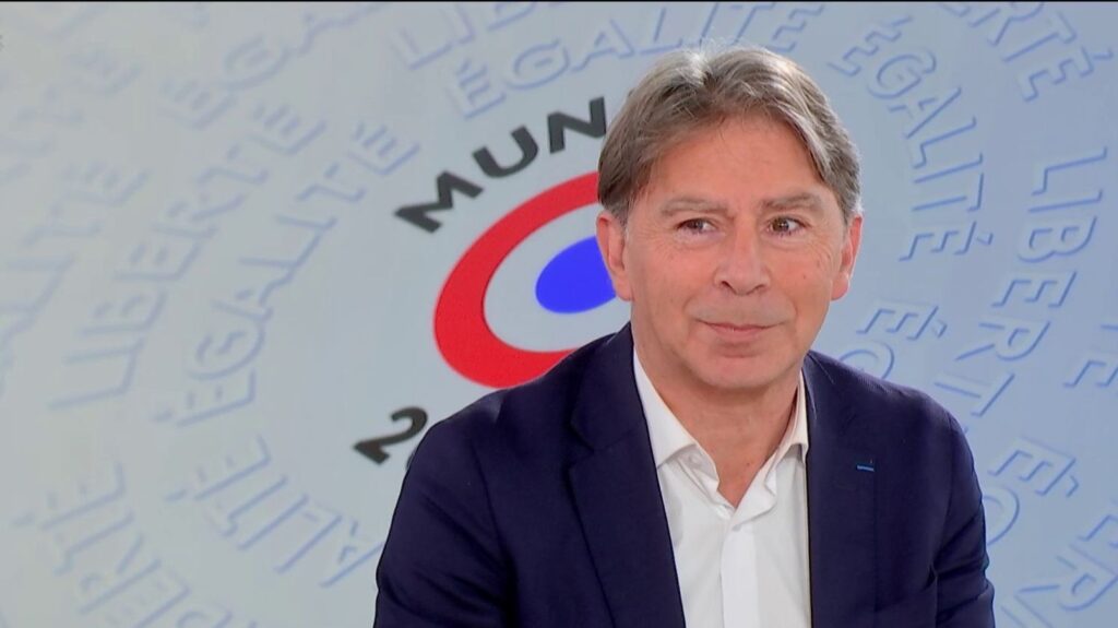 Enjeux politiques à droite et à gauche, observe Brice Soccol “Des enjeux politiques intéressants se jouent, tant à droite qu'à gauche”, observe le politologue Brice Soccol