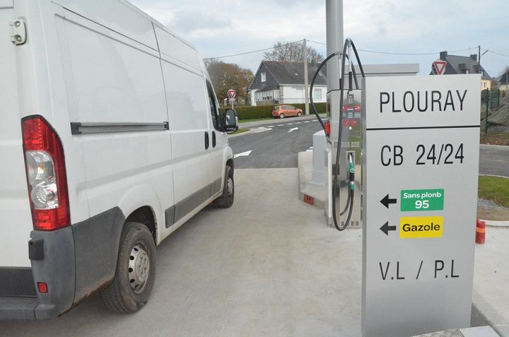 La station-service de Plouray, dans le Morbihan, a ouvert en 2015. (HERVÉ QUEILLÉ / MAXPPP)