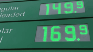 Eurozapping : comment les pays européens luttent contre l'augmentation du prix des carburants ?