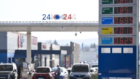 Fuel Flash, Gasoil Now, Essence : les apps repèrent-elles les stations les moins chères ? Fuel Flash, Gasoil Now, Essence & CO... Les applications permettent-elles vraiment de repérer les stations-service les moins chères ?
Face à la hausse et aux variations des prix liées aux tensions au Moyen-Orient, de nombreux automobilistes utilisent des applications pour comparer les tarifs à la pompe. Entre site officiel et plateformes collaboratives mises à jour par les conducteurs, leur fiabilité varie selon les sources et la régularité des données.