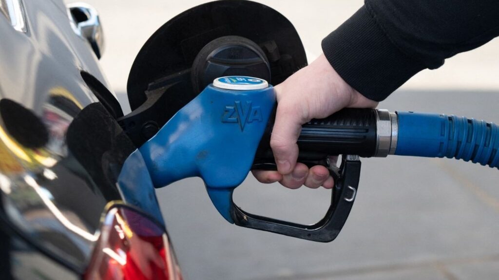 Gazole, sans-plomb 95... Alors que les prix à la pompe sont en hausse, comment trouver du carburant moins cher près de chez vous ?