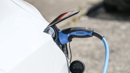 "Je n'ai plus ce problème !" : face à la hausse des prix de l'essence, les automobilistes en voitures électriques épargnés