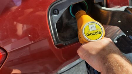 Hausse des prix des carburants: le gazole dépasse 2 euros le litre en France La hausse des prix des carburants se poursuit, le gazole dépasse toujours les 2 euros le litre dans l'Hexagone
