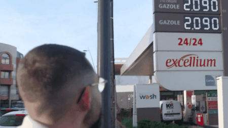 "Au moment où on va être sur la réserve, les questions vont un peu plus se poser" : face à la hausse des prix du carburant, les automobilistes laissent leur voiture au garage
