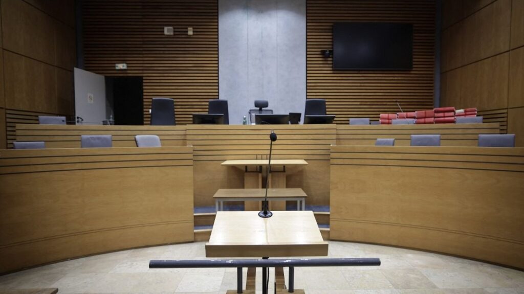 Inéligibilité politique: faut-il prononcer davantage de peines pour sauver la politique ? :
Édito
Faut-il prononcer davantage de peines d’inéligibilité pour sauver la politique ?
De plus en plus d’élus, dont Marine Tondelier et François Ruffin, demandent la démission du député LFI Raphaël Arnault, soutenu par Jean-Luc Mélenchon malgré les polémiques judiciaires. Au-delà de son cas, l’affaire ravive le débat sur l’inéligibilité systématique des responsables politiques condamnés et sur la crédibilité des institutions.