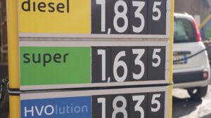 Italie: -0,25€ sur le carburant, automobilistes soulagés — retour au prix du mois passé "On revient aux prix du mois dernier, avant que la guerre éclate" : l'Italie baisse les taxes sur le carburant de 25 centimes d'euro, les automobilistes soulagés