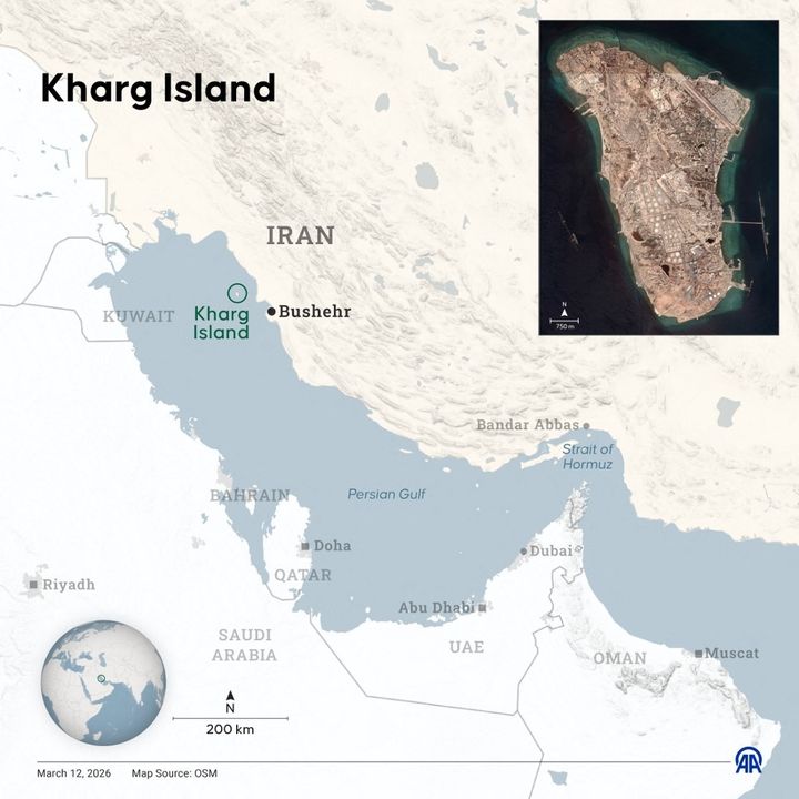 Une carte de l'île de Kharg, située dans le nord du golfe Persique, à une vingtaine de kilomètres des côtes iraniennes. (ELIF ACAR / ANADOLU / AFP)