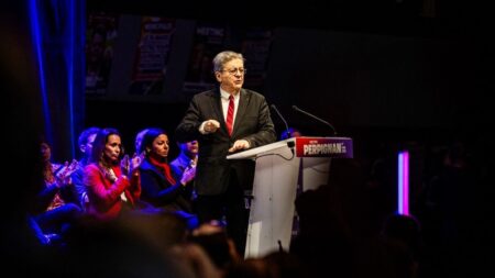 Jean-Luc Mélenchon ironise sur la prononciation du nom de Raphaël Glucksmann, qui le compare à Jean-Marie Le Pen