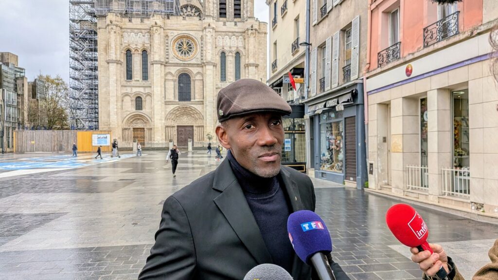 Saint-Denis: maire LFI Bally Bagayoko ciblé par l’infox d’extrême droite "Ville des Noirs", bras d'honneur, dealers : le nouveau maire LFI de Saint-Denis ciblé par une vague de désinformation d'extrême droite
Plusieurs fausses informations circulent sur Bally Bagayoko, depuis son élection au premier tour des élections municipales à Saint-Denis. Itinéraire de ces infox, de l'extrême droite aux plateaux télé.
