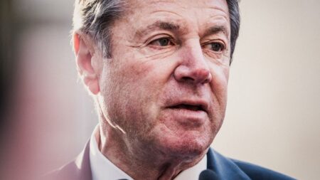 Tête de cochon et affiche antisémite découvertes devant le domicile de Christian Estrosi Une tête de cochon et une affiche antisémite découvertes devant le domicile du maire de Nice, Christian Estrosi