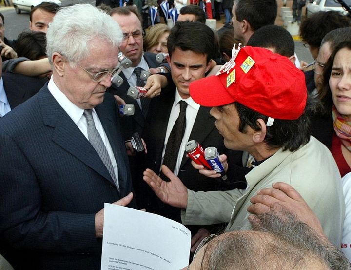 Lionel Jospin est interpellé par des salariés de la société Lu, le 13 mars 2002, à l'entrée du Genoscope à Evry (Essonne), lors d'un déplacement de campagne. (PHILIPPE DESMAZES / AFP)