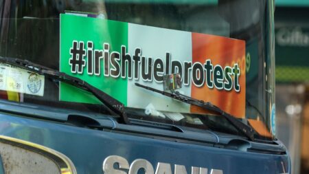 Blocages, pénuries... En Irlande, une mobilisation inédite contre la hausse des prix des carburants fait plier le gouvernement