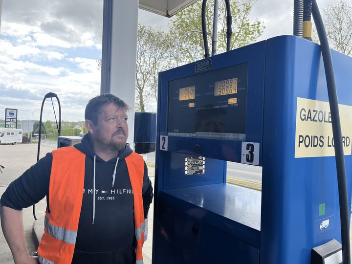 Frédéric, transporteur routier du coin, et tient à soutenir les commerces de proximité. (Matthieu Bonhoure / RADIOFRANCE)