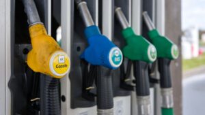 Le Premier ministre Sébastien Lecornu réclame une baisse des prix à la pompe à la "fin du week-end, début de semaine prochaine"