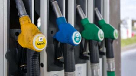 Baisse des prix à la pompe : Lecornu réclame d’ici la fin du week-end Le Premier ministre Sébastien Lecornu réclame une baisse des prix à la pompe à la "fin du week-end, début de semaine prochaine"