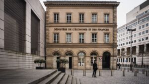 Comment expliquer la légère baisse du déficit public de la France, moins élevé qu'attendu ?