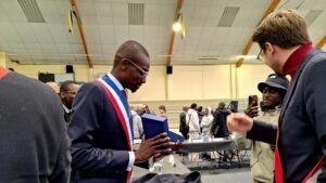 Barack Adama Gaye, nouveau maire de Mantes-la-Jolie et exemple pour les jeunes de son quartier :
Reportage
"C'est une fierté" : "Barack" Adama Gaye, nouveau maire de Mantes-la-Jolie et exemple pour les jeunes de son quartier