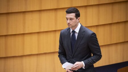 Bardella présidentiable: mise en scène du couple sur la une de Paris Match "C'est de la communication bien huilée" : comment Jordan Bardella cherche à se rendre présidentiable en s'affichant en couple en une de "Paris Match"