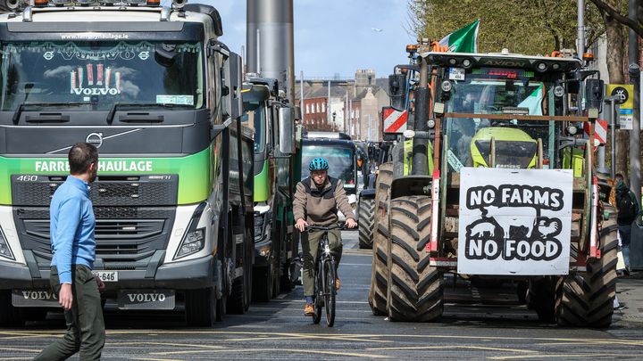 Des camions et des tracteurs bloquent O'Connell Street, dans le centre de Dublin (Irlande), le 9 avril 2026. (PAUL FAITH / AFP)