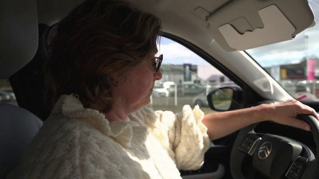 :
    Vidéo




  



  




  
  "Je payais vers les 65 euros, aujourd'hui, on arrive à 77" : une infirmière libérale du Morbihan dans l'impasse face à la flambée de ses dépenses en carburant