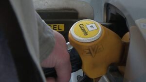 Diesel d’été autorisé plus tôt : un spécialiste prévient que les prix ne baisseront pas :
Vidéo
Le "gazole d'été" autorisé à la vente plus tôt face à la flambée du pétrole, les prix ne vont "pas baisser" pour autant prévient un spécialiste