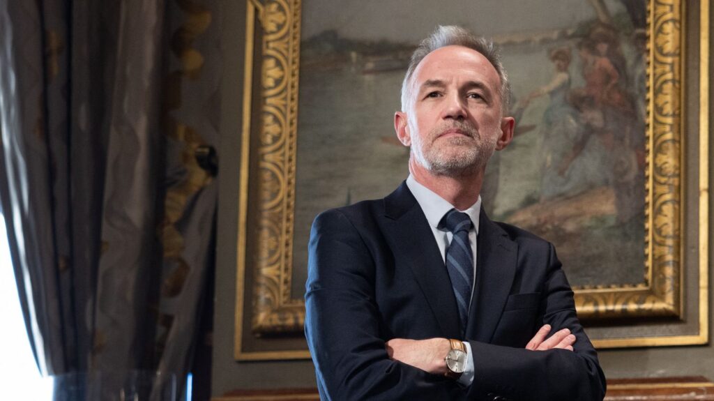 Travailleur acharné, émotif, stratège : qui est Emmanuel Grégoire, élu maire de Paris ?
          Il sera officiellement élu ce dimanche lors de la première séance du nouveau Conseil de Paris. Emmanuel Grégoire, 48 ans, le futur maire de la capitale, a largement battu Rachida Dati au deuxième tour des élections municipales le 22 mars, malgré un déficit de notoriété. Retour sur son parcours et sur sa personnalité.