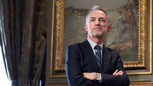 Travailleur acharné, émotif, stratège : qui est Emmanuel Grégoire, élu maire de Paris ?
          Il sera officiellement élu ce dimanche lors de la première séance du nouveau Conseil de Paris. Emmanuel Grégoire, 48 ans, le futur maire de la capitale, a largement battu Rachida Dati au deuxième tour des élections municipales le 22 mars, malgré un déficit de notoriété. Retour sur son parcours et sur sa personnalité.