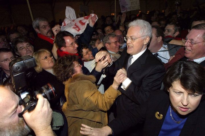 Lionel Jospin salue des militants socialistes, le 7 mars 2002 à Lille, avant de tenir son premier meeting de campagne. (PHILIPPE DESMAZES / AFP)
