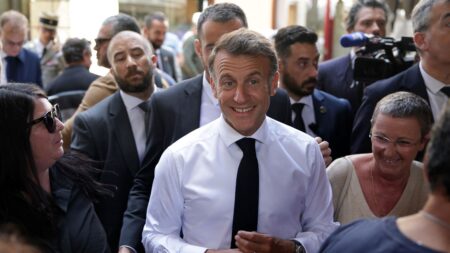 Médecins étrangers : Emmanuel Macron fustige les "mabouls" favorables à une rupture avec l'Algérie