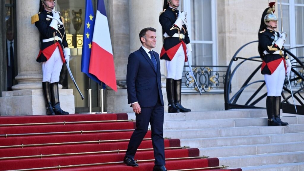 Emmanuel Macron reçoit jeudi 500 maires à l'Elysée pour les "mobiliser" un mois après les élections municipales de 2026