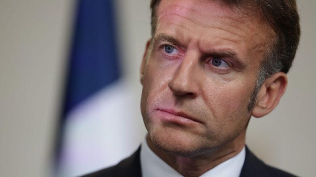 :
    Édito



  



  




      

  

  
    Des "mabouls" : Emmanuel Macron s'en prend aux partisans d'une rupture avec Alger
          Emmanuel Macron a lancé lundi une pique aux partisans d'une ligne dure avec le pouvoir algérien, en ciblant "tous les mabouls" qui veulent "se fâcher avec l'Algérie". Se sentant concerné, l'ex-ministre de l'Intérieur Bruno Retailleau a répliqué.