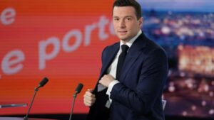 :
    Édito



  



  




      

  

  
    Vraie lune de miel ou simple flirt sans lendemain entre les patrons et le RN ? 
          Le Medef dément tout basculement vers le Rassemblement national, tout en multipliant les échanges avec ses dirigeants. Un dialogue pragmatique, alors que le RN cherche à rassurer les milieux économiques et à gagner en crédibilité.