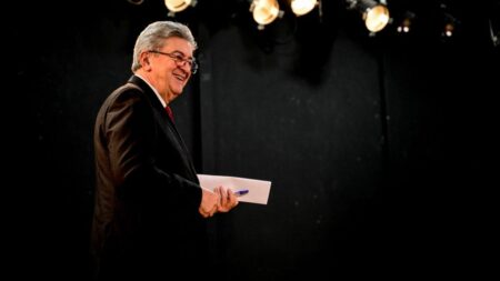 :
    Édito



  



  




      

  

  
    Pour la présidentielle de 2027, Jean-Luc Mélenchon sera visiblement "remplacé"...par Jean-Luc Mélenchon
          Au soir du premier tour de la précédente présidentielle, le leader insoumis aspirait à être "remplacé", selon ses mots. Quatre ans plus tard, la France insoumise ne laisse guère de place au doute sur l'identité de son candidat en  2027. Sauf surprise, Jean-Luc Mélenchon devrait porter pour la quatrième fois les couleurs du mouvement, sans réelle concurrence interne.