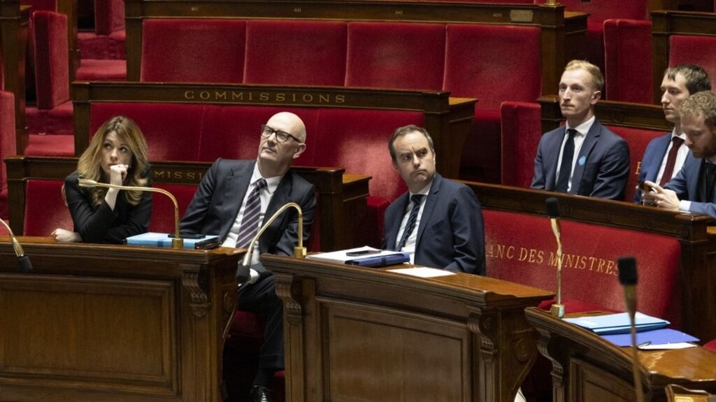 "Sébastien Lecornu marche sur des œufs" : pourquoi les prix des carburants sont un dossier hautement inflammable pour le gouvernement