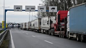 :
    Reportage




  



  




  
  "Si ça continue, dans cinq ou six mois, j'arrête" : sur l'A7, les routiers se mobilisent face à la hausse des prix du carburant
