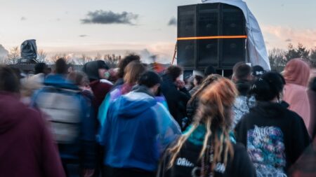 Sanctions plus sévères contre les free parties : Eric Labbé dit que c’est aberrant Durcir les sanctions contre les free parties, "c'est complètement aberrant", selon le DJ français Eric Labbé