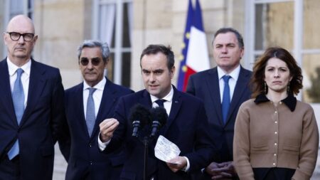 Ce qu'il faut retenir des annonces de Sébastien Lecornu pour "soutenir l'activité" face à la hausse des prix des carburants