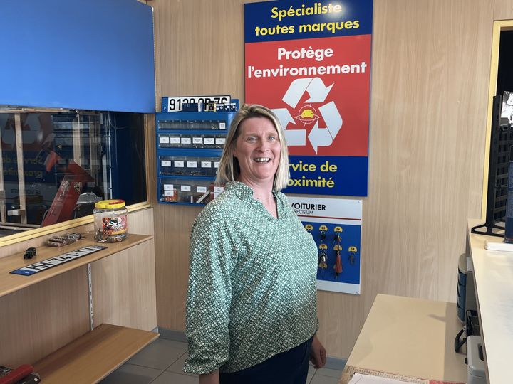 Marie-Pierre Tiercelin, la gérante de la station qui attend les clients. (MATTHIEU BONHOURE / RADIOFRANCE)