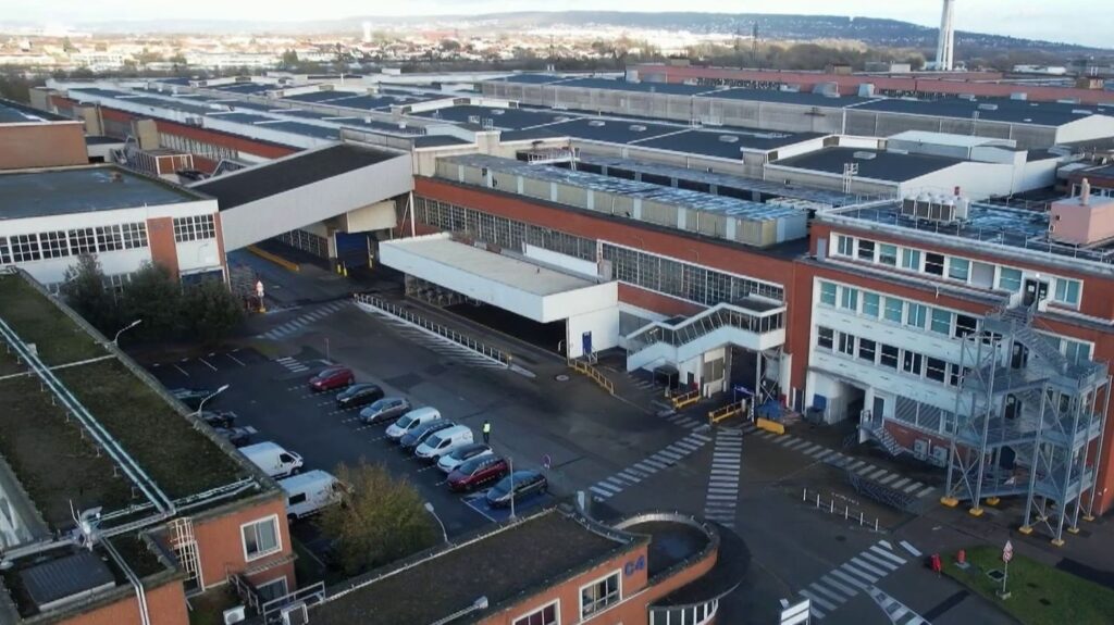 "C'est un véritable tremblement de terre", le site de Stellantis à Poissy va arrêter la production de voitures, 700 emplois supprimés