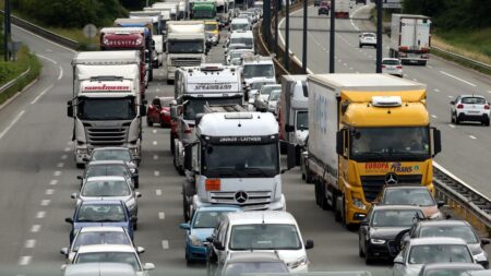 Transporteurs routiers mobilisés pour obtenir des aides face à la hausse du carburant dès le weekend Les transporteurs routiers prévoient de se mobiliser à partir de ce week-end pour obtenir des aides face aux prix des carburants