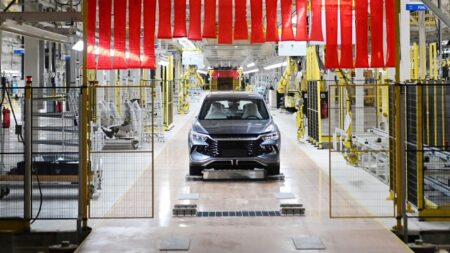 Comment la Chine écrase la concurrence sur le marché de la voiture électrique, aidée par la flambée des prix des carburants