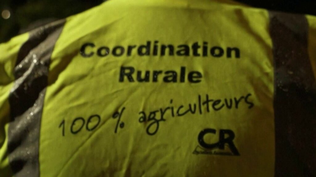 "On aurait pensé que l'État nous soutiendrait un peu plus" : les agriculteurs mobilisés devant la raffinerie de Total dans le Rhône pour protester contre la flambée du carburant