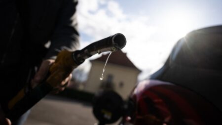 La baisse de la consommation de carburant prive déjà l’État de 300 millions d’euros
          Face à l’envolée des prix à la pompe depuis le début de la guerre en Iran, les Français changent leurs habitudes. Moins de carburant consommé, c’est aussi moins de recettes fiscales pour l’État, qui voit déjà son déficit menacé.